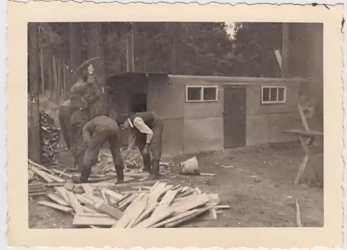 (F27695) Orig. Foto Männer zerkleinern Holz 1930/40er