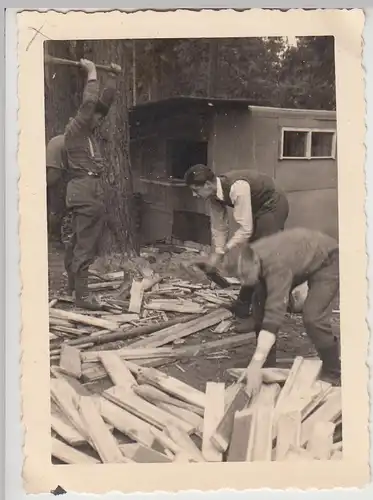 (F27694) Orig. Foto Männer zerkleinern Holz 1930/40er