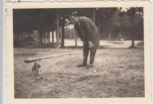 (F27693) Orig. Foto Mann mit kleinem Hund im Freien 1930/40er