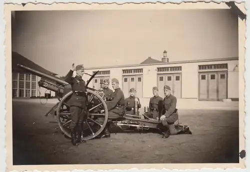 (F27657) Orig. Foto Frankfurt-Bonames, Soldaten mit Kanone 1938