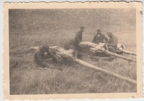 (F27636) Orig. Foto deutsche Soldaten reparieren Getriebe o.ä. 1940er