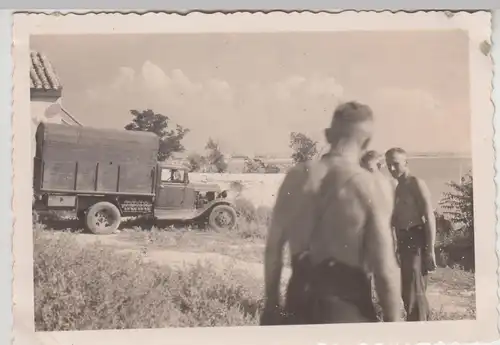 (F27635) Orig. Foto deutsche Soldaten mit Lkw im Freien 1940er