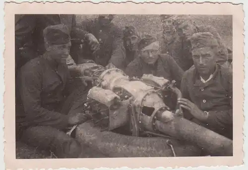 (F27634) Orig. Foto deutsche Soldaten an einem Getriebe o.ä. 1940er