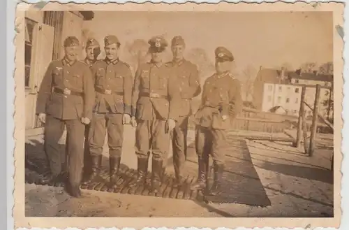 (F27633) Orig. Foto deutsche Soldaten an einer Baracke 1940er