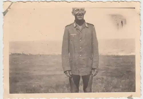 (F27632) Orig. Foto deutscher Soldat ohne Hosen im Freien 1940er