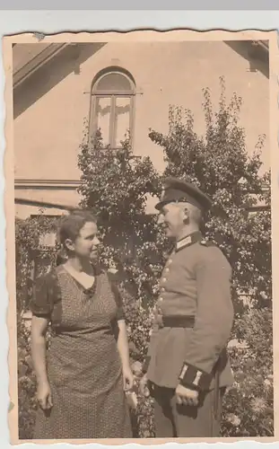 (F27630) Orig. Foto deutscher Soldat und Frau am Haus 1940er