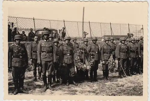 (F27621) Orig. Foto deutsche Soldaten mit Kranz vor einem Zaun 1940er