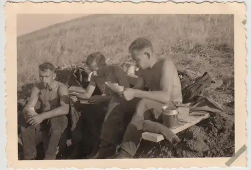 (F27615) Orig. Foto dt. Soldaten im Freien, Rast, Essgeschirr 1940er