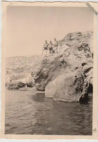 (F27605) Orig. Foto Männer auf Felsen am Wasser 1940er