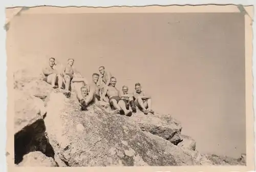 (F27604) Orig. Foto Männer auf Felsen 1942