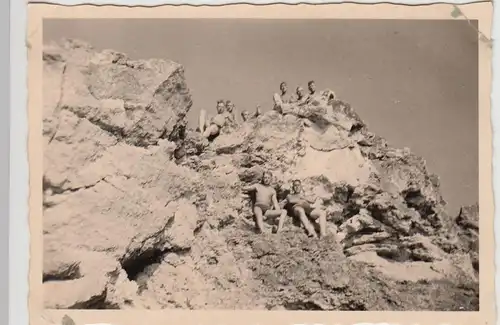 (F27601) Orig. Foto Männer auf Felsen 1942