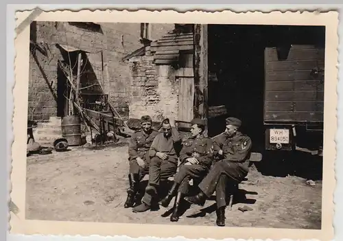 (F27571) Orig. Foto deutsche Soldaten in Russland 1941, auf dem Hinterhof