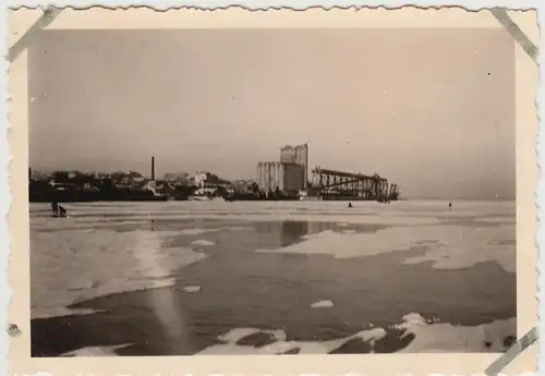 (F27570) Orig. Foto Russland 1941, Fabrik, See im Winter
