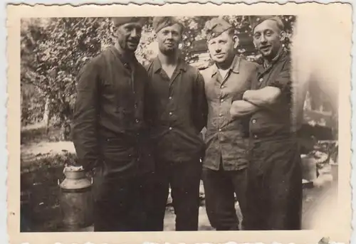(F27564) Orig. Foto deutsche Soldaten in Arbeitskleidung 1941