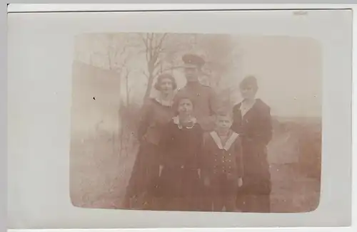 (F2756) Orig. Foto 1.WK Soldat mit Familie, 1914-18