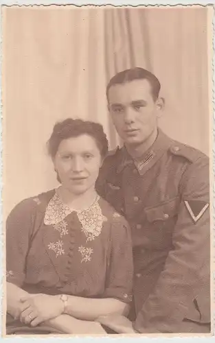 (F27548) Orig. Foto deutscher Soldat mit Frau, Studiofoto Zwickau 1930/40er