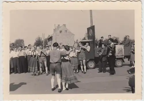 (F27543) Orig. Foto Personen auf der Straße, Festumzug, Tanz DDR 1950er