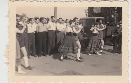 (F27542) Orig. Foto Personen auf der Straße, Festumzug, Tanz DDR 1950er