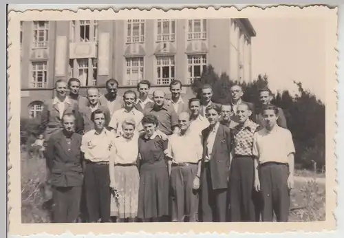 (F27541) Orig. Foto Personen vor einer DDR-Schule 1940/50er (Riesa?)