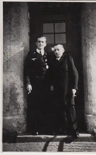 (F27539) Orig. Foto Männer mit Zigarette an der Haustür 1930er