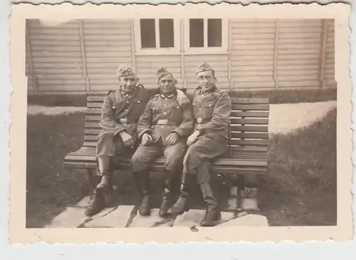(F27530) Orig. Foto deutsche Soldaten auf Bank vor einer Baracke 1930er