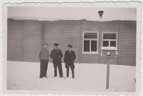 (F27527) Orig. Foto Männer vor einer Baracke im Winter 1930er