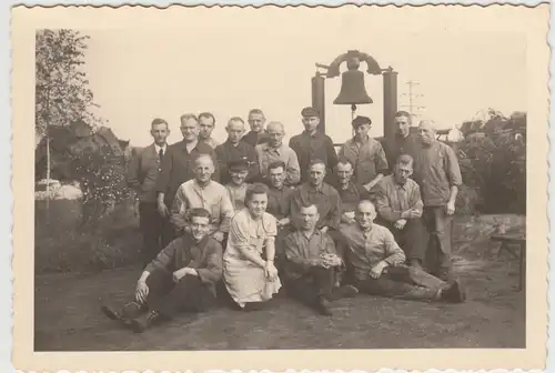 (F27526) Orig. Foto Personen, Arbeiter vor einer kleinen Glocke 1930er