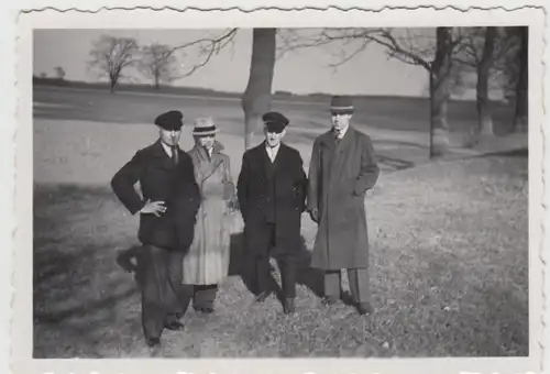 (F27524) Orig. Foto Männer stehen im Freien 1930er