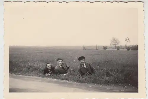 (F27522) Orig. Foto Männer liegen am Straßenrand 1930er