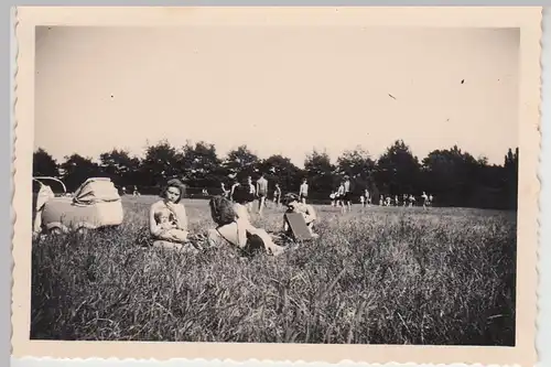 (F27521) Orig. Foto Personen liegen auf Wiese 1930er