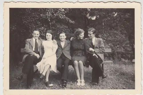 (F27504) Orig. Foto Personen sitzen auf Bank 1930er