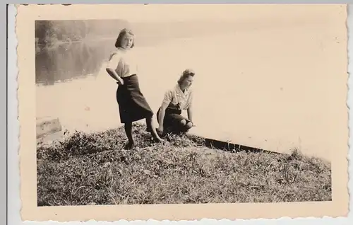 (F27503) Orig. Foto junge Frauen am Seeufer 1930er