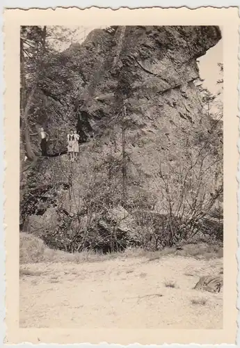 (F27501) Orig. Foto Personen stehen auf  Felsen 1930er