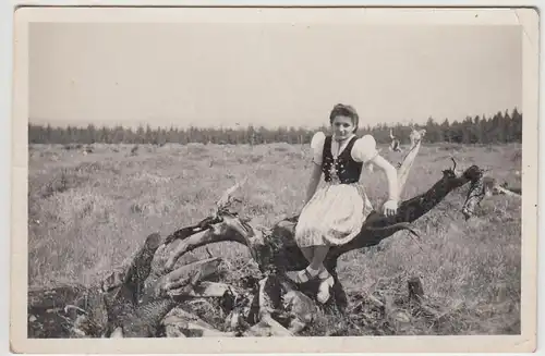 (F27499) Orig. Foto Frau sitzt auf einem Ast am Feld 1930er