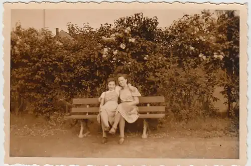 (F27496) Orig. Foto junge Damen sitzen auf Bank 1930er