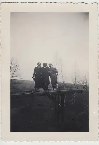 (F27493) Orig. Foto Personen stehen auf Schleppdach o.ä. 1930er