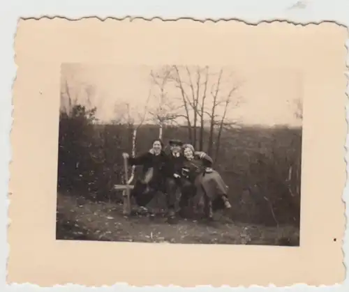 (F27489) Orig. Foto Personen sitzen auf einer Bank im Freien 1930er