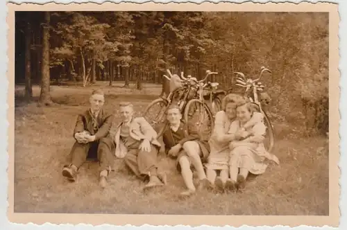 (F27488) Orig. Foto Ausflug mit dem Fahrrad, Rast am Wald 1930er