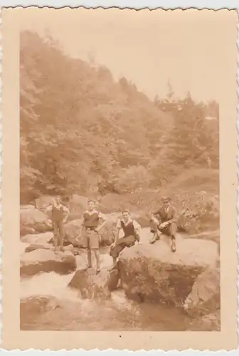 (F27486) Orig. Foto Jungs, junge Männer sitzen auf Felsen am Bach 1930er