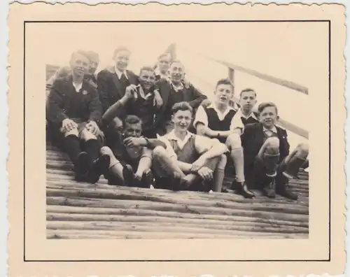 (F27485) Orig. Foto Jungs, junge Männer sitzen auf einer Schräge 1930er