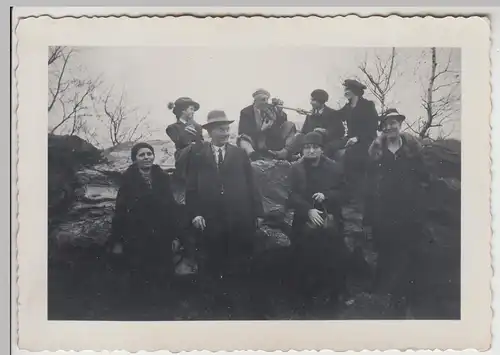 (F27484) Orig. Foto Personen auf einem Felsen, Wanderung 1930er