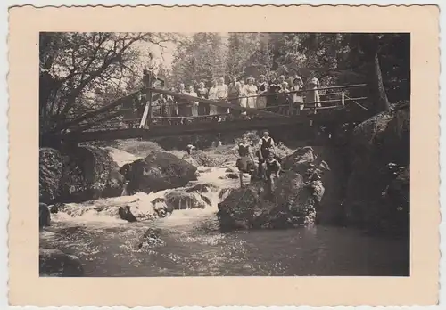 (F27483) Orig. Foto Personen auf einer Brücke, Wanderung 1930er