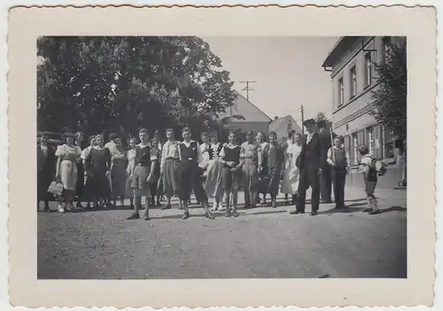 (F27481) Orig. Foto Personen a.d. Straße 1930er