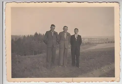 (F27472) Orig. Foto junge Männer im Freien bei der Göltzschtalbrücke 1930er