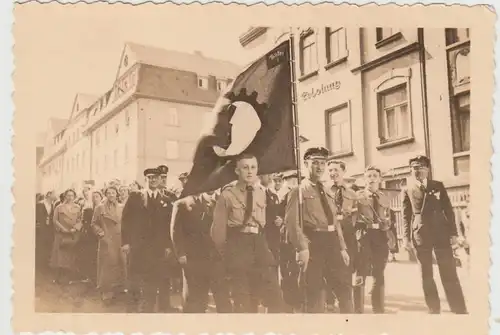 (F27471) Orig. Foto Umzug mit Flagge Mylau 1930er