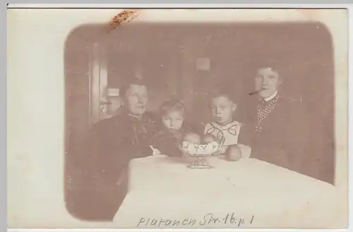 (F2747) Orig. Foto Personen am Tisch (Platanenstraße 16), vor 1918