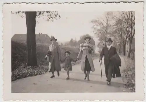(F27467) Orig. Foto Personen m. Kind wandern, spazieren auf Straße 1930er