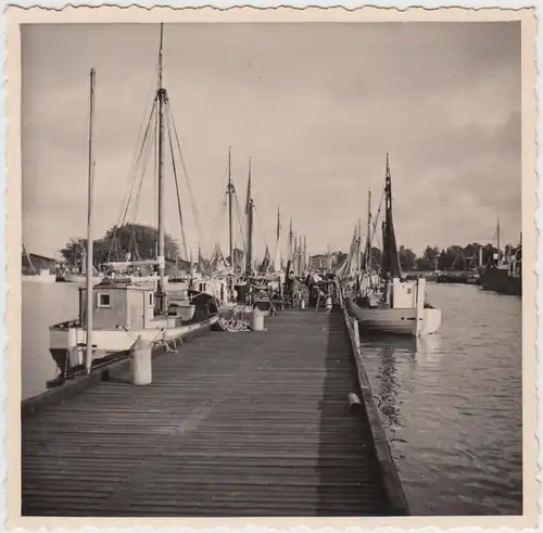 (F27456) Orig. Foto Segelboote an Anlegestelle, unbekannter Ort 1930er