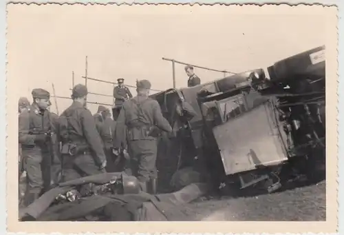 (F27442) Orig. Foto deutsche Soldaten am umgekippten Lkw 1937