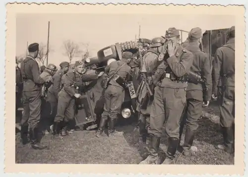 (F27440) Orig. Foto deutsche Soldaten am umgekippten Lkw 1937